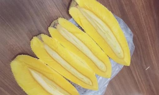 Mất 300k mua quả mít 'đột biến' nhìn như đu đủ, chàng trai cố ăn thử nhưng đành phải bỏ đi