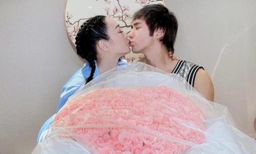 Mỹ nữ gốc Việt - Chung Lệ Đề đăng ảnh hôn chồng trẻ kém 12 tuổi sau nghi vấn đang mang bầu ở tuổi 51