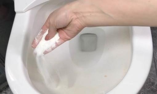 Dù bồn cầu có bẩn hay có mùi hôi đến đâu, chỉ cần bạn cho thứ này vào là bồn cầu sẽ trở nên sạch bóng ngay khi xả nước