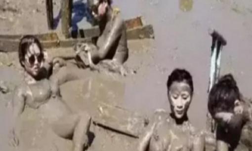 Người phụ nữ đã đưa con gái đến trải nghiệm liệu pháp tắm bùn, nhưng nhận thấy có điều gì đó không ổn với con gái sau khi kết thúc, cô tức giận gọi cảnh sát