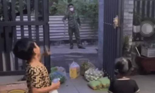 Khoảnh khắc người bố quân nhân xua tay 'đuổi' 2 con dù ba tháng chưa được gặp khiến ai cũng cay mắt