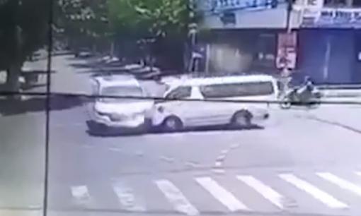 Hai xe cứu thương đâm nhau giữa ngã tư, một F1 tử vong xét nghiệm ra F0