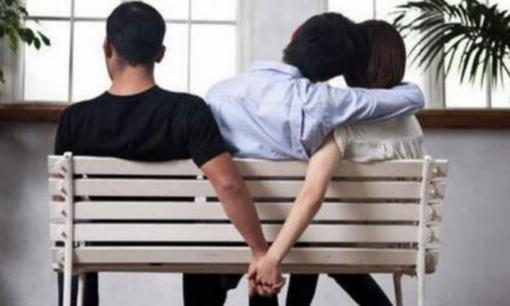 Cô gái công khai yêu 2 người cùng lúc và phản ứng bất ngờ của hai chàng trai