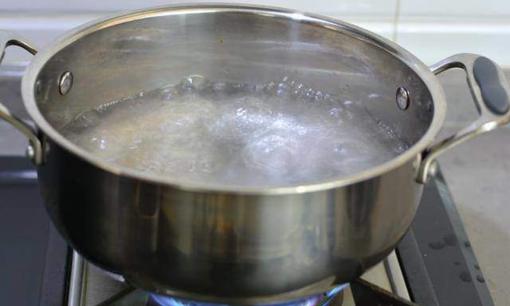 Để nồi nước sôi sùng sục mà quên tắt bếp, cô gái bị mẹ chồng chửi là 'đồ phá hoại', chồng tát rồi trả về ngoại