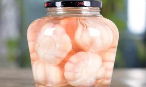 Khi ngâm tỏi chua ngọt, chỉ cho đường và giấm là sai, thêm 2 thứ nữa để tỏi vừa giòn vừa ngon
