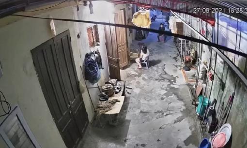 Khoảnh khắc đoàn tụ ngắn ngủi của em bé và bố là dân quân tự vệ tham gia chống dịch đã nửa tháng chưa về khiến nhiều người rưng rưng