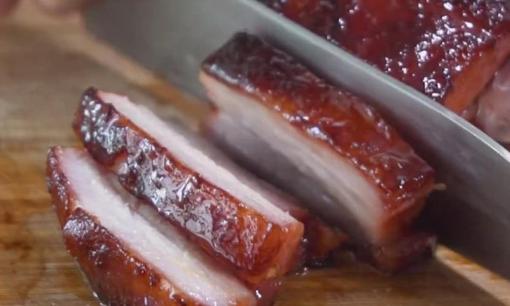 Cho 3 miếng thịt ba chỉ heo vào nồi cơm điện, không cho nước hay dầu, sau 30 phút sẽ thơm ngon hơn thịt heo kho