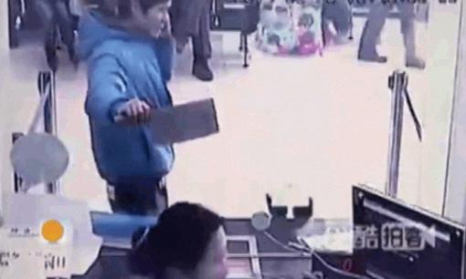 Tranh thủ đứng buôn điện thoại khi đi cướp, nam thanh niên nhận cái kết đắng