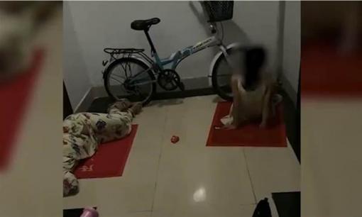 Bố mẹ đánh bài đến gần sáng, hai anh em phải ngủ ngoài hành lang để “đợi bố mẹ” về, khiến dân mạng xót xa