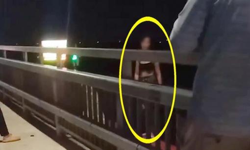 Cô gái trẻ nhảy cầu Nhật Tân, tạo dáng chụp ảnh trước khi gieo mình tự tử và sau đó tự bơi được vào bờ