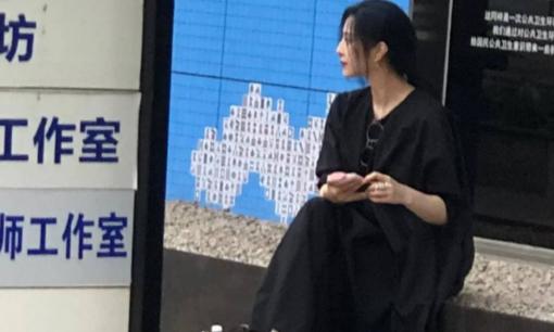 Bắt gặp Phạm Băng Băng ngồi lề đường, không người tháp tùng lẫn xe sang đưa đón 