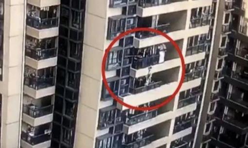 Bàng hoàng khoảnh khắc bé trai tuột tay ngã khỏi ban công tầng 22 rơi xuống đất tử vong tại chỗ