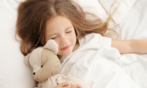 Những bất lợi của việc cho trẻ ngủ giường riêng quá sớm là gì?