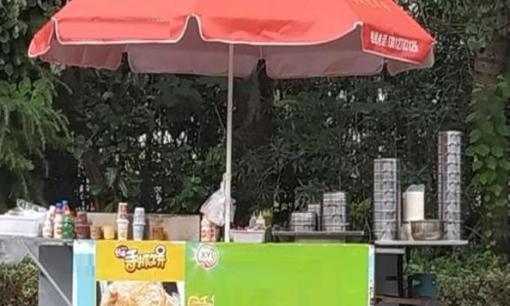 Người bán đồ ăn sáng trên phố hay đặt một túi ni lông bên trong bát, đựng những thứ cháo nóng hổi, có độc không?