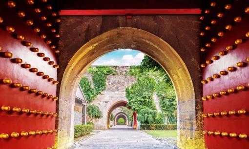 Tại sao các cổng thành đều được thiết kế mở vào bên trong mà không mở ra ngoài?