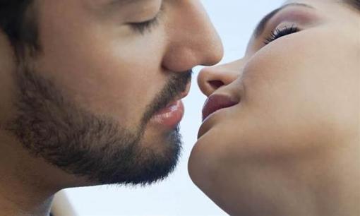 Nước bọt rõ ràng là hôi hám, sao lúc “hôn nhau” người yêu nhau lại không thấy buồn nôn? 