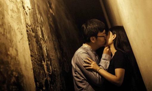 Video hôn sếp bị bạn trai phát hiện, cô gái giận dỗi tuyên bố: 'bạn bè cũng có thể hôn'