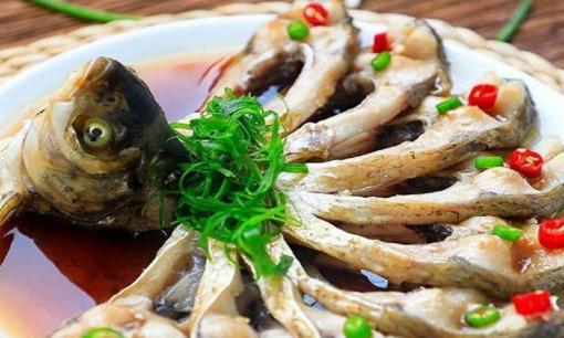 khi hấp cá nhớ 'né' phần gia vị này, có người không biết nên cho trực tiếp vào, chả trách cá bị khô và tanh