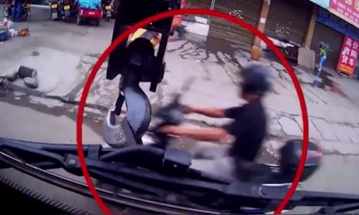 Va vào xe cẩu, người đàn ông được cứu mạng nhờ mũ bảo hiểm