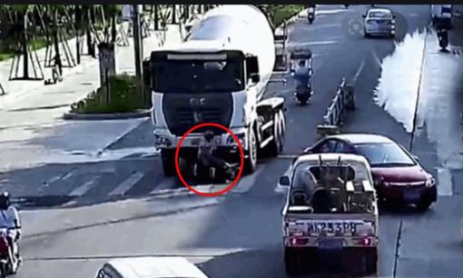 Tạt đầu xe bồn, người phụ nữ bị cuốn vào gầm rồi kéo lê cả một đoạn đường