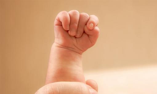 Bé trai 7 tháng tuổi nắm chặt tay, bà nội cứ nói rằng đó là điều bình thường, mẹ mang đi khám thì bác sĩ phải thốt lên: Đã quá muộn!