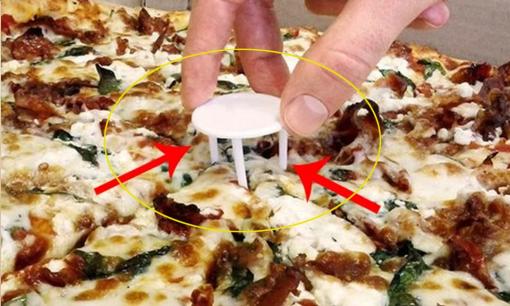 Tại sao lại có một cái kệ nhỏ ở giữa bánh pizza?