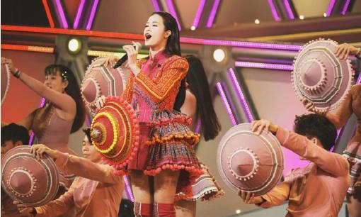 Đông Nhi trổ tài 'bắn' tiếng Nhật lưu loát trên sân khấu xứ người khiến fan Việt nức lòng