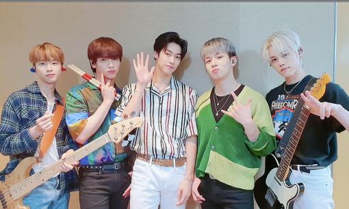 Nhóm nhạc Kpop có 5 thành viên đều mắc Covid-19