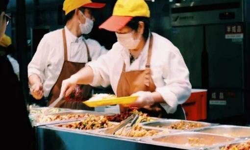 Nhiều sinh viên đã phàn nàn rằng 'cho dù phải đổ đồ ăn đi nhưng các suất ăn vẫn rất hạn chế', người cô trong căng tin đã run rẩy cho biết sự thật