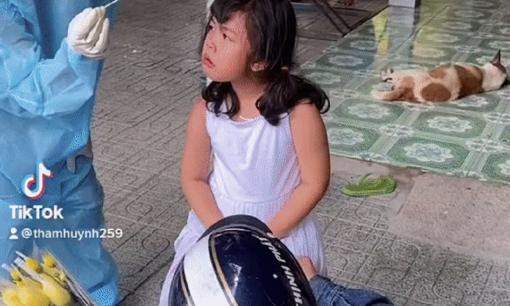 Biểu cảm của bé gái khi được lấy mẫu test Covid-19 khiến dân tình vừa thương vừa buồn cười