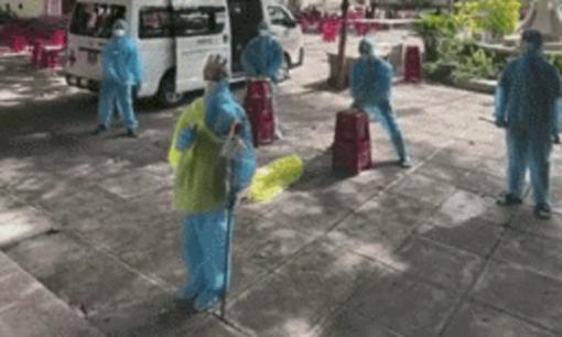 Đội tình nguyện viên gây 'náo loạn' khu cách ly vì màn hóa trang độc lạ tập dượt múa lân