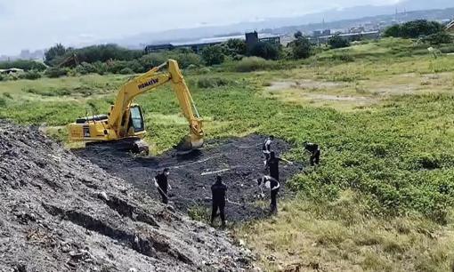 Nam nghi phạm chặt xác mẹ ném vào ống rác, cảnh sát khẩn trương tìm xương