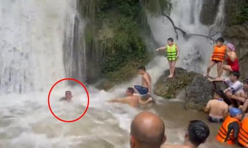 Thót tim xem cảnh người đàn ông chới với, suýt đuối nước khi tắm thác trước mặt bao người