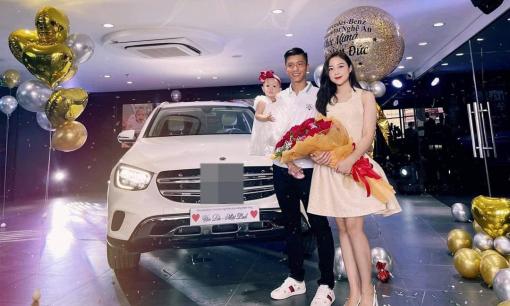 Cầu thủ Phan Văn Đức cùng vợ đi tậu xế hộp tiền tỷ