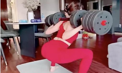 Lệ Quyên bị dân mạng chỉnh khi tập squat với tạ sai tư thế, dễ dẫn tới hỏng cột sống