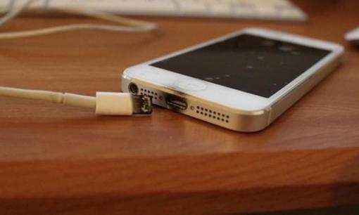 Nam sinh lớp 12 bị điện giật tử vong vì dùng điện thoại khi đang sạc