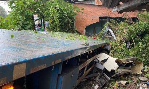 Xe container mất lái tông sập nhà dân, cả gia đình thoát chết trong gang tấc
