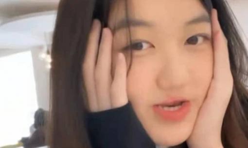 Con gái Vương Phi vẫn không giấu được dấu vết của bệnh hở hàm ếch dù trải qua nhiều ca phẫu thuật chỉnh hình