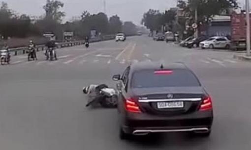 Nữ tài xế lái Mercedes nhận 'mưa' lời khen vì pha xử lý điềm tĩnh khi bị xe máy tạt đầu