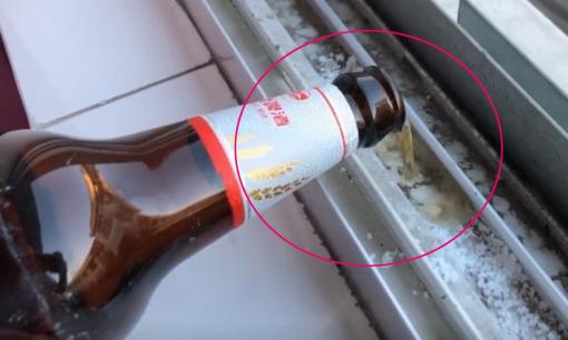 Đổ bia vào khe hở của bệ cửa sổ, nó có tác dụng tuyệt vời và giải quyết được phiền toái của nhiều người