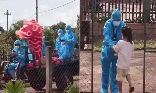 6 tình nguyện viên múa lân trên xe công nông khiến trẻ trong khu phong toả hò reo phấn khích