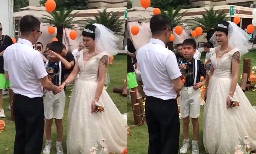 Bé trai lau nước mắt làm chủ hôn trong ngày vui của mẹ với cha dượng khiến ai cũng xúc động