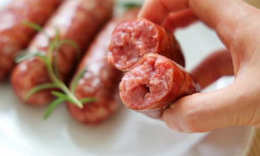 Xúc xích tự làm giòn tan, nhân thịt nguyên chất ăn quá thích, mà lại không hề có phụ gia, rất tốt cho sức khỏe