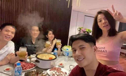 Lệ Quyên và tình trẻ Lâm Bảo Châu vui vẻ làm tiệc kỷ niệm cùng Quang Hà, mặt mộc của nữ ca sĩ gây chú ý