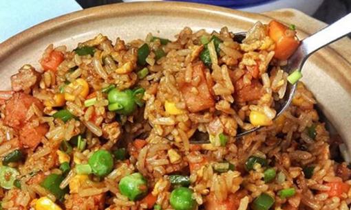 Đừng vứt bỏ bữa ăn qua đêm! Hướng dẫn các bạn cách làm cơm chiên giòn siêu ngon dành cho dân văn phòng