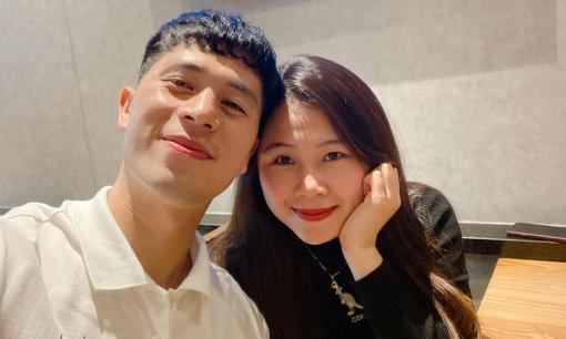 Cầu thủ Đình Trọng chúc mừng sinh nhật bạn gái, Duy Mạnh liền nhắn 'cưới đi, yêu lâu quá rồi'