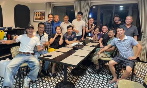 Bố Sinh - NSƯT Võ Hoài Nam chia sẻ loạt ảnh tiệc đóng máy tưng bừng của ê-kip đoàn phim 'Hương vị tình thân' 