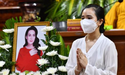 Con gái nuôi Phi Nhung đau buồn, lẻ loi nhìn về di ảnh mẹ trong lễ cầu siêu