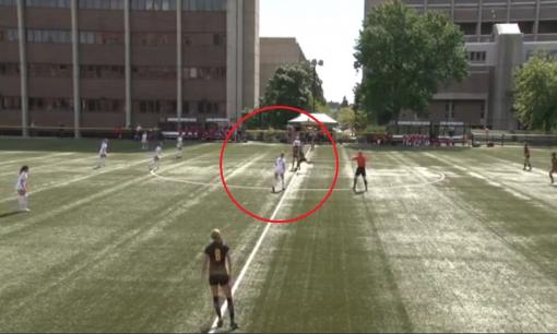 Tung cú sút từ vị trí giao bóng, nữ cầu thủ lập siêu phẩm khó tin