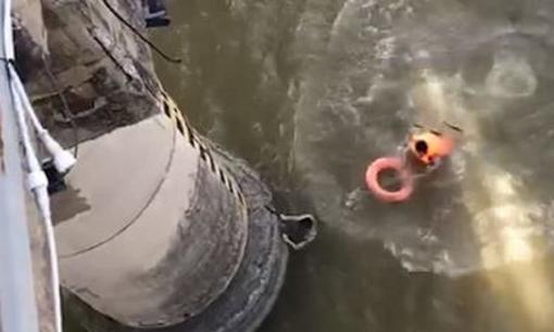 Chiến sĩ công an nhảy xuống sông Bến Thuỷ cứu cháu bé có ý định tự tử